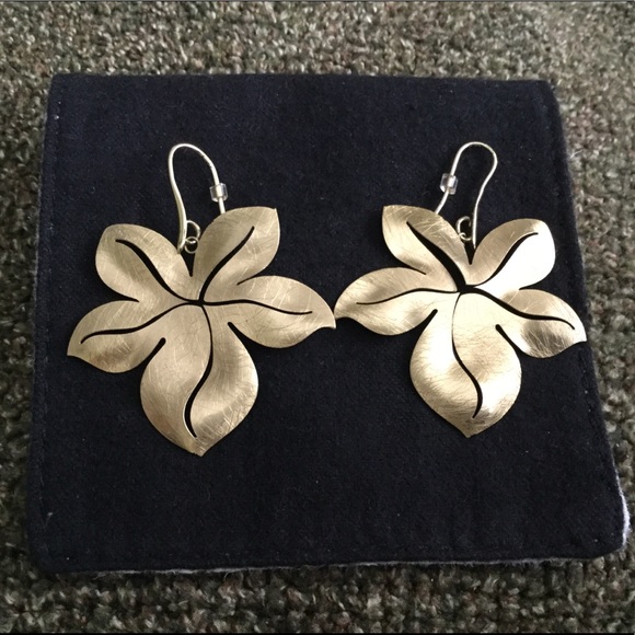 Gold tone earrings pierced - Picture 1 of 3